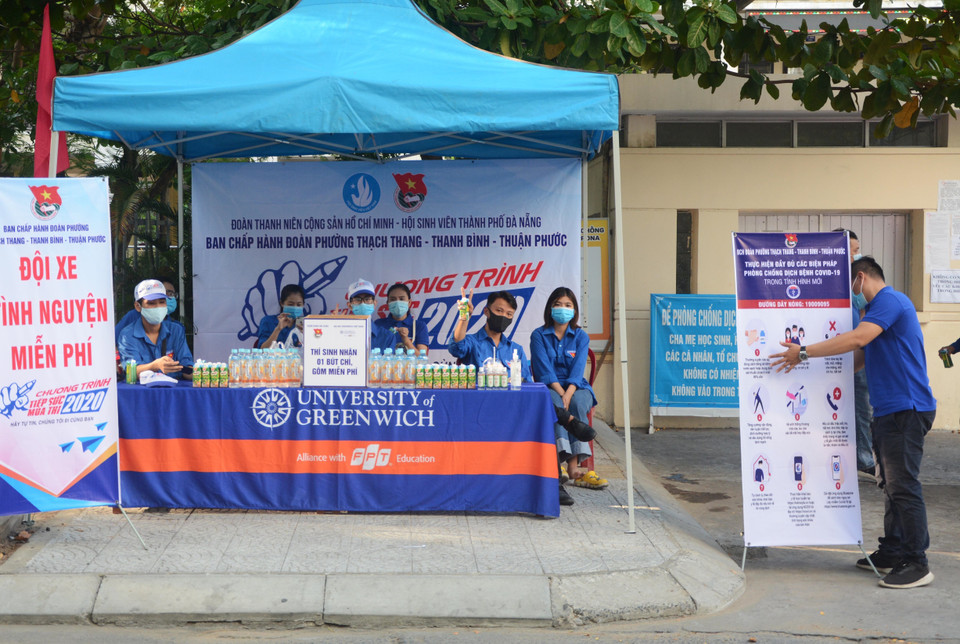  Đoàn thanh niên tình nguyện túc trực tại điểm thi trường THPT Trần Phú (Đà Nẵng). (Ảnh: Văn Dũng/TTXVN)