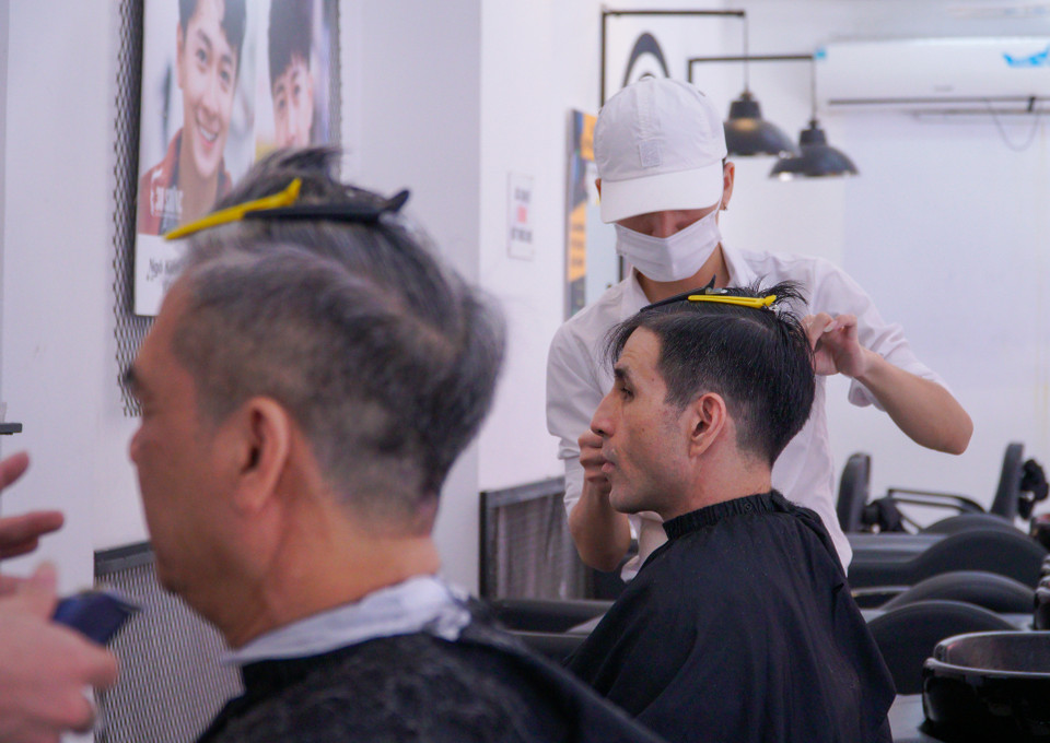 Chị Quỳnh Anh, đại diện của hàng cho biết salon chỉ nhận 2 khách cắt 1 lần và phân bổ thời gian đồng đều để đảm bảo yêu cầu giãn cách, không tụ tập đông đúc trong quán. (Ảnh: Minh Hiếu/Vietnam+)