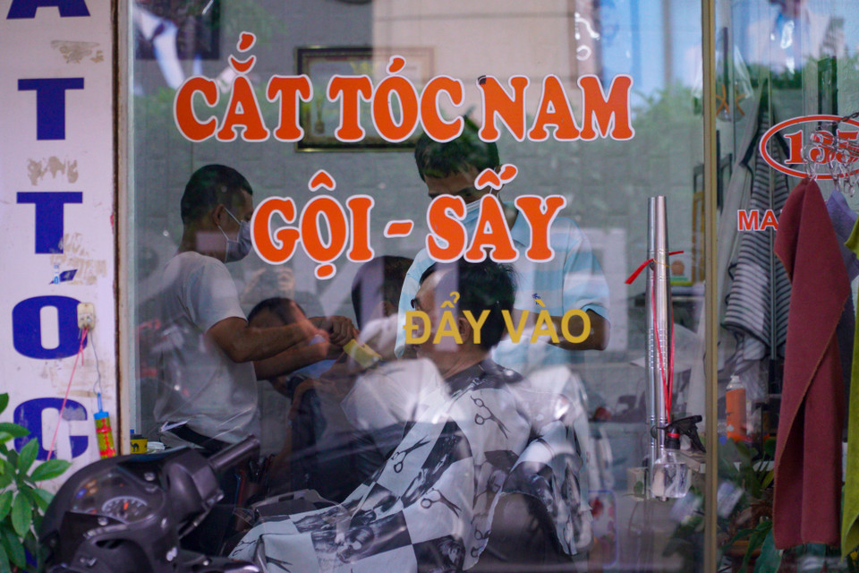 Một cửa hàng cắt tóc khác đang hoạt động trên phố Mai Hắc Đế (quận Hai Bà Trưng). (Ảnh: Minh Hiếu/Vietnam+)