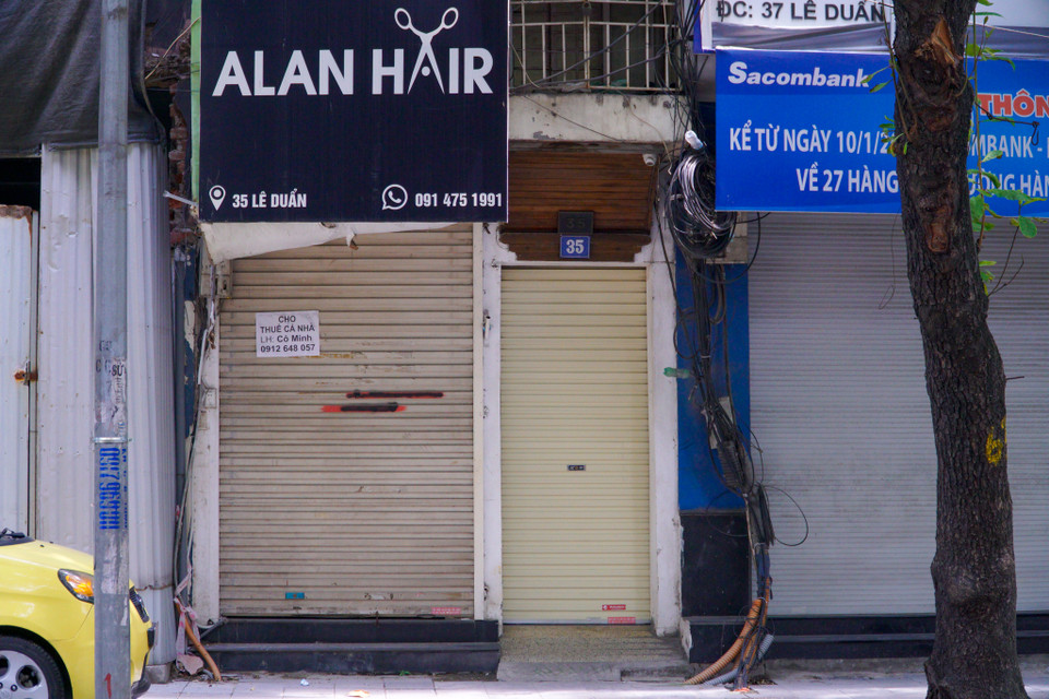 Bên cạnh đó, một số cửa hàng vẫn đóng cửa, thậm chí đã trả mặt bằng do nghỉ quá lâu. (Ảnh: Minh Hiếu/Vietnam+)
