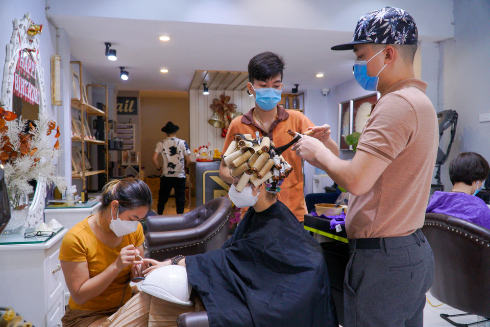 Anh Võ cho biết hiện cửa hàng mới chỉ hoạt động 50% công suất do thợ chưa đi làm đủ, mới chỉ gọi được một số thợ trong địa bàn Hà Nội, các thợ khác từ tỉnh ngoài vẫn chưa được vào làm việc. (Ảnh: Minh Hiếu/Vietnam+)