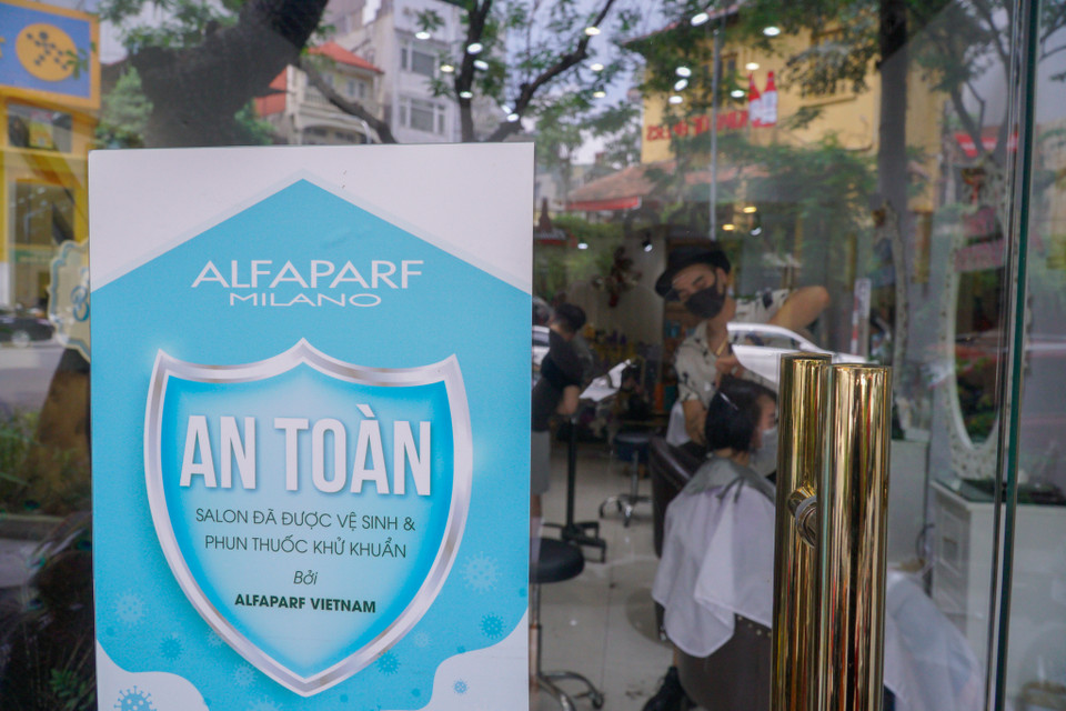 Cửa hàng cắt tóc đã được vệ sinh và phun thuốc khử khuẩn. (Ảnh: Minh Hiếu/Vietnam+)