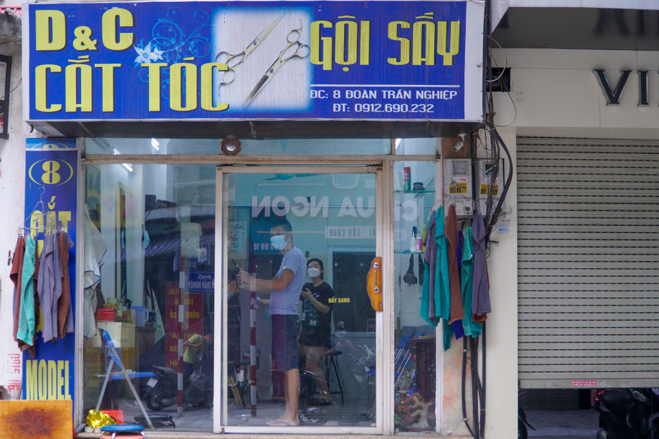 Một cửa hàng cắt tóc trên phố Đoàn Trần Nghiệp. (Ảnh: Minh Hiếu/Vietnam+)