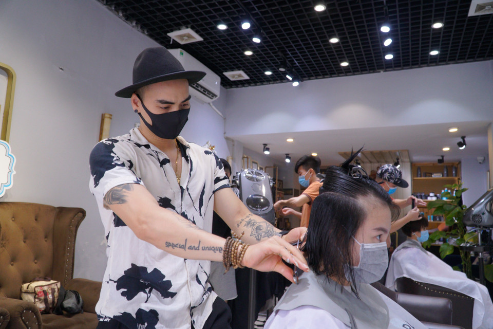 Anh Vũ Ngọc Võ, chủ salon tóc số 7 Lê Đại Hành (quận Hai Bà Trưng) cho biết sau khi nghe tin Hà Nội cho phép mở cửa hàng, anh đã chuẩn bị từ sớm và nhận khách từ 9 giờ sáng. (Ảnh: Minh Hiếu/Vietnam+)