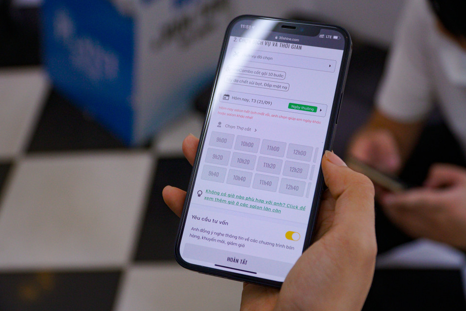 Khách có thể đặt lịch qua website của salon. (Ảnh: Minh Hiếu/Vietnam+)