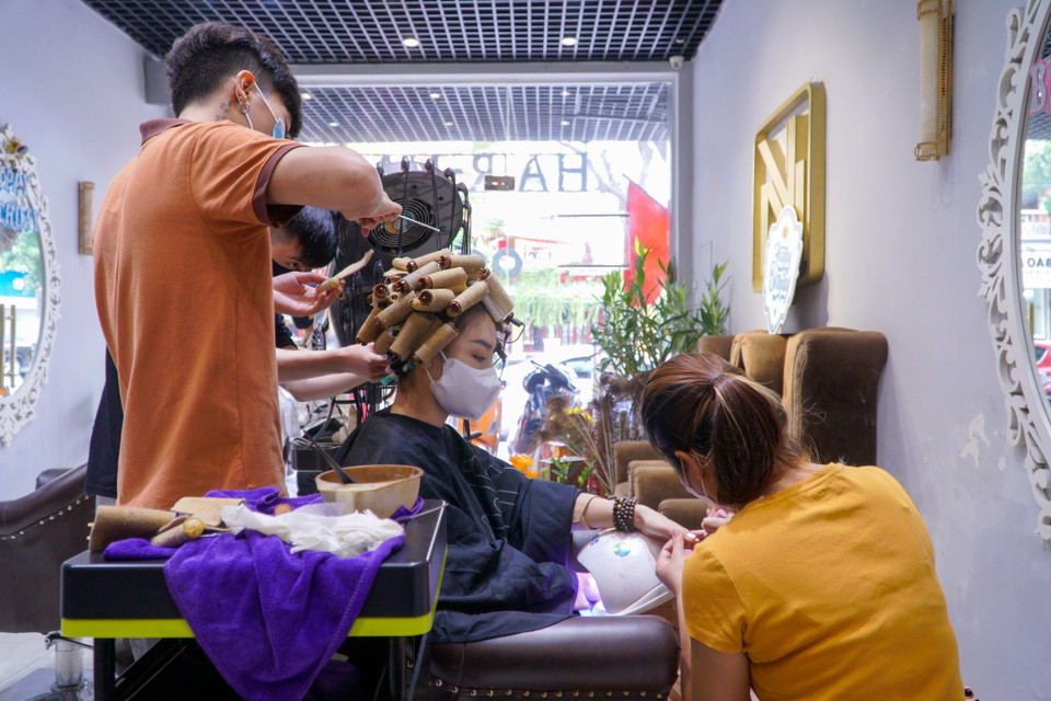 Theo Chỉ thị số 22 của Ủy ban nhân dân thành phố Hà Nội, cắt tóc là một trong số các cửa hàng, dịch vụ được cho phép hoạt động trở lại lần này. (Ảnh: Minh Hiếu/Vietnam+)