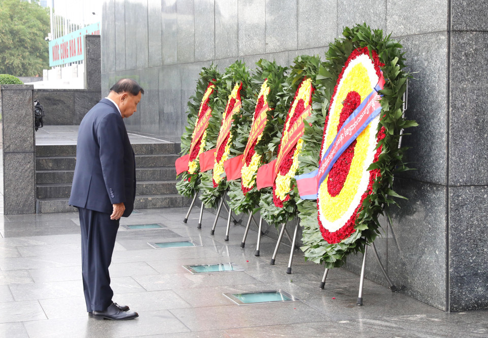 Chủ tịch Thượng viện Vương quốc Campuchia Samdech Say Chhum đặt vòng hoa tại Lăng Chủ tịch Hồ Chí Minh. (Ảnh: Phương Hoa/TTXVN)