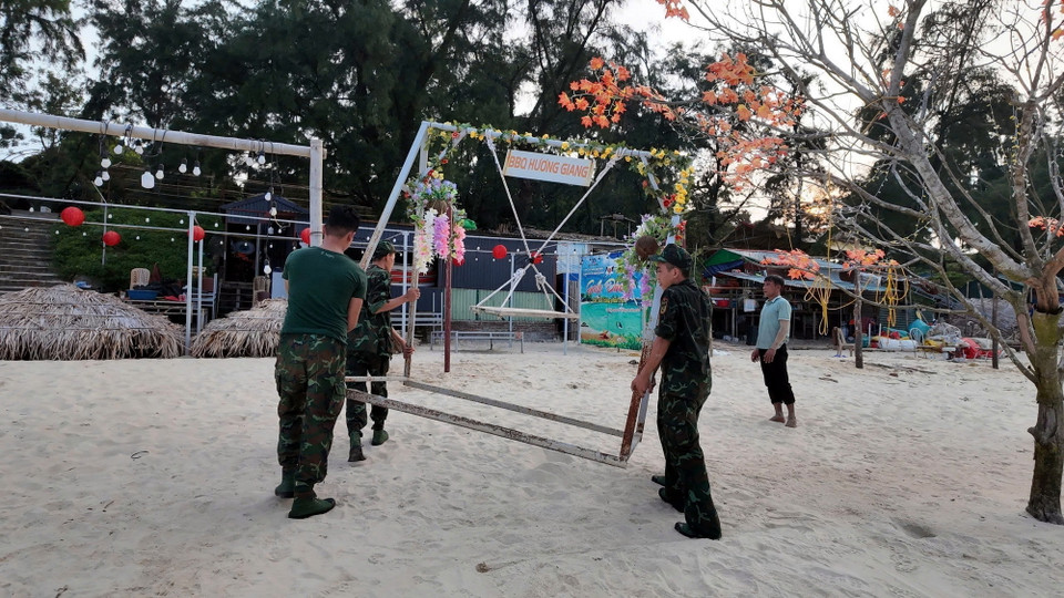 Lực lượng Biên phòng Cô Tô giúp người dân di chuyển đồ đạc về nơi an toàn. (Ảnh: TTXVN phát)