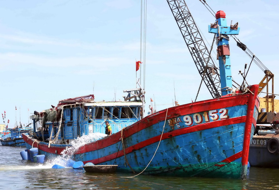 Máy bơm nước công suất lớn bơm tháo nước giúp tàu dần nổi lên. (Ảnh: Trần Lê Lâm/TTXVN)