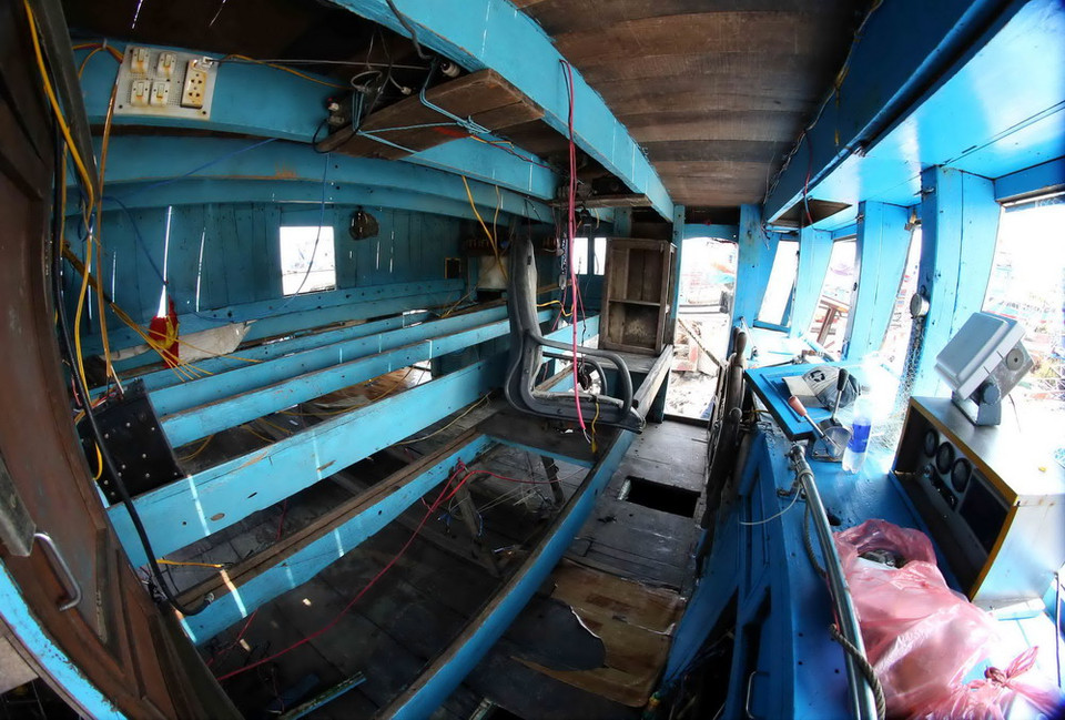 Buồng điều khiển tàu với các thiết bị đu biển bị mất, hư hỏng. (Ảnh: Trần Lê Lâm/TTXVN)