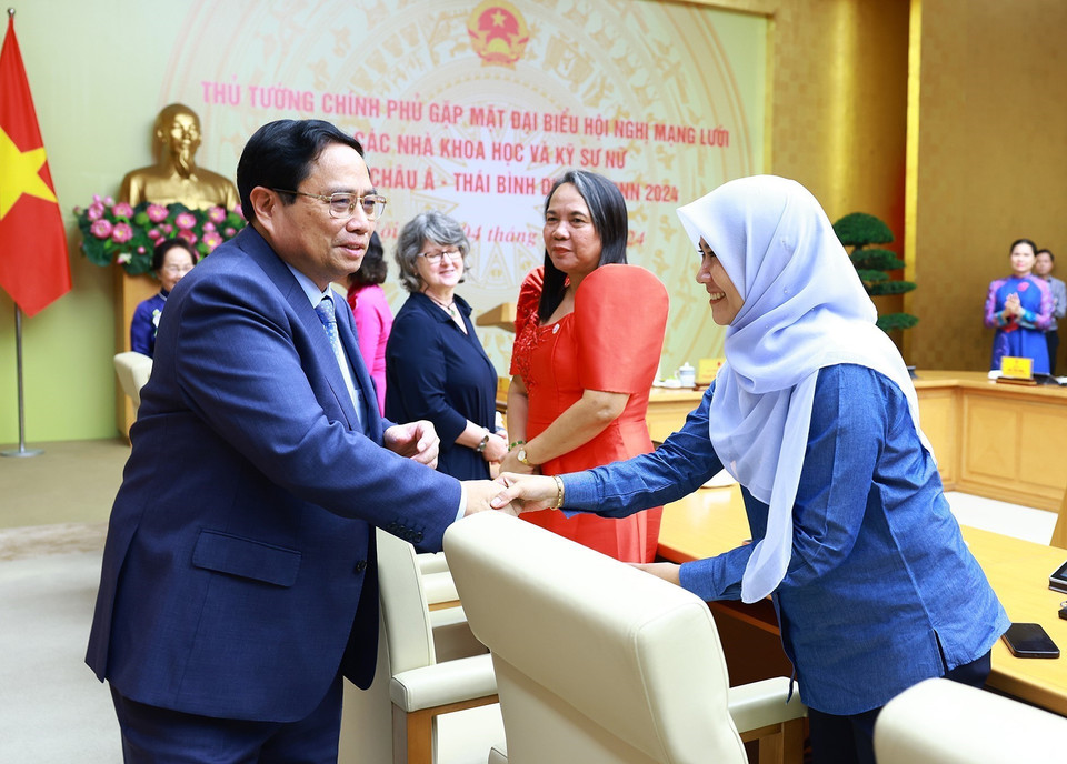 Thủ tướng Phạm Minh Chính gặp các nhà khoa học và kỹ sư nữ khu vực châu Á-Thái Bình Dương năm 2024. (Ảnh: Dương Giang/TTXVN)