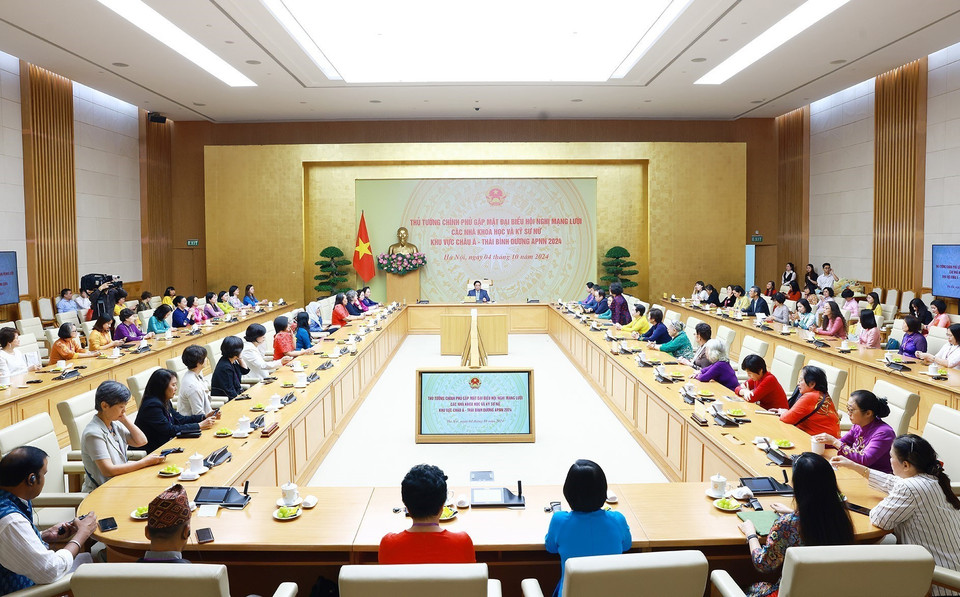 Thủ tướng Phạm Minh Chính gặp đại diện đại biểu tham dự Hội nghị Mạng lưới các nhà khoa học và kỹ sư nữ khu vực châu Á-Thái Bình Dương (INWES APNN) năm 2024. (Ảnh: Dương Giang/TTXVN)