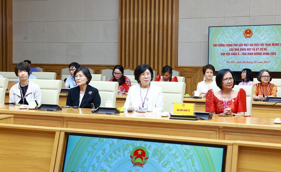 Các nhà khoa học và kỹ sư nữ khu vực châu Á-Thái Bình Dương năm 2024 tham dự buổi gặp. (Ảnh: Dương Giang/TTXVN)