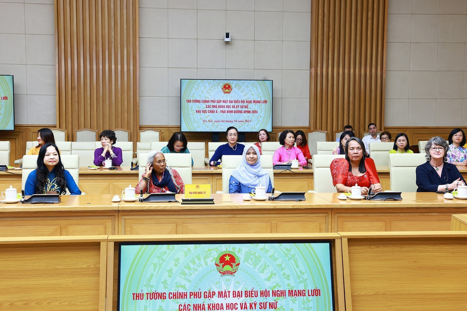 Các nhà khoa học và kỹ sư nữ khu vực châu Á-Thái Bình Dương năm 2024 tham dự buổi gặp. (Ảnh: Dương Giang/TTXVN)