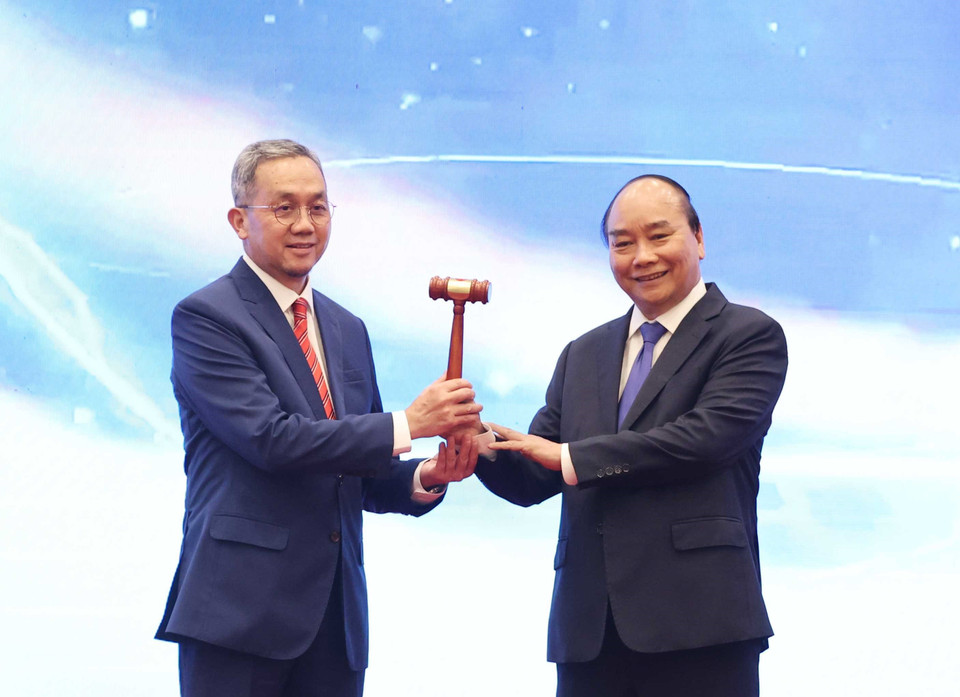 Thủ tướng Nguyễn Xuân Phúc trao chiếc búa gỗ cho Đại sứ Brunei tại Việt Nam - nước giữ vai trò Chủ tịch ASEAN 2021. (Ảnh: Thống Nhất/TTXVN)