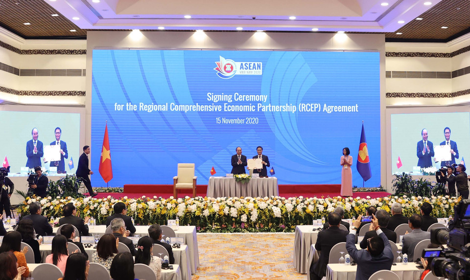 Thủ tướng Nguyễn Xuân Phúc, Chủ tịch ASEAN 2020 chứng kiến Lễ ký Hiệp định Đối tác Kinh tế Toàn diện Khu vực RCEP. (Ảnh: Thống Nhất/TTXVN)