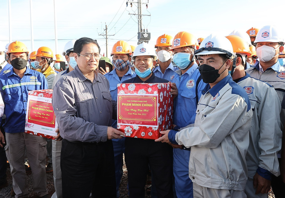 Thủ tướng Phạm Minh Chính thăm, tặng quà kỹ sư, công nhân đang thi công Dự án Cảng hàng không quốc tế Long Thành. (Ảnh: Dương Giang/TTXVN)