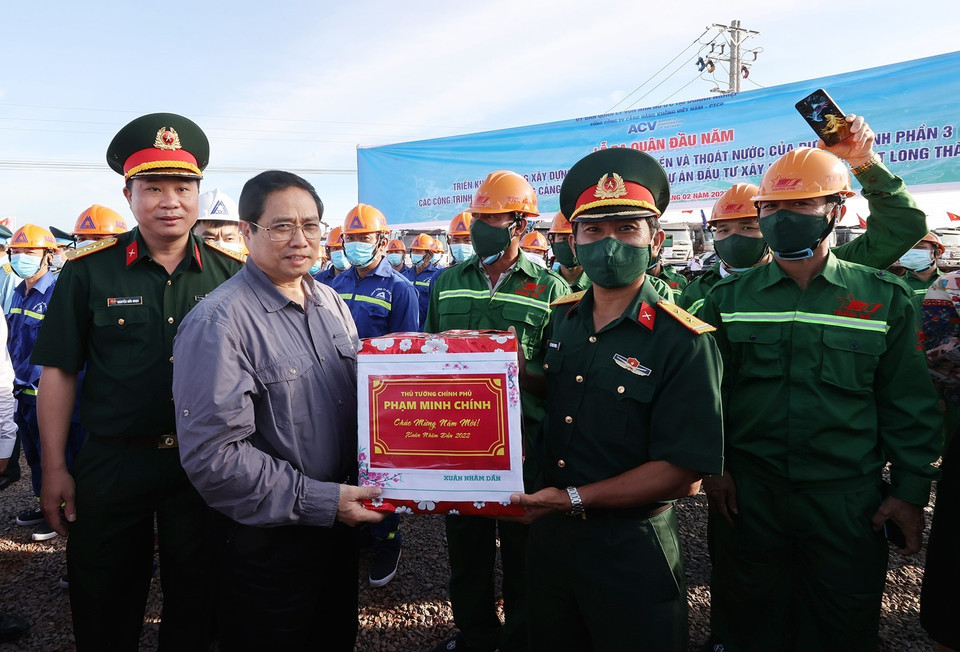 Thủ tướng Phạm Minh Chính thăm, tặng quà cán bộ, kỹ sư, công nhân đang thi công Dự án Cảng hàng không quốc tế Long Thành. (Ảnh: Dương Giang/TTXVN)