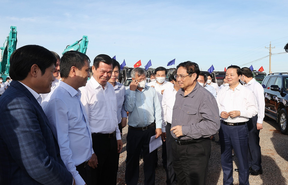 Thủ tướng Phạm Minh Chính thăm cán bộ, kỹ sư, công nhân đang thi công Dự án Cảng hàng không quốc tế Long Thành. (Ảnh: Dương Giang/TTXVN)