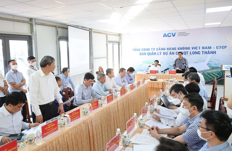 Thủ tướng Phạm Minh Chính làm việc với các đơn vị liên quan đến Dự án Cảng hàng không quốc tế Long Thành. (Ảnh: Dương Giang/TTXVN)