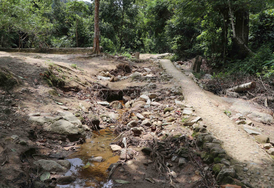 Mưa lớn tạo dòng chảy mạnh gây xói lở, làm biến dạng một bên con đường mòn dẫn sâu vào khu di tích Sở Chỉ huy Chiến dịch Điện Biên Phủ. (Ảnh: Xuân Tiến/TTXVN)