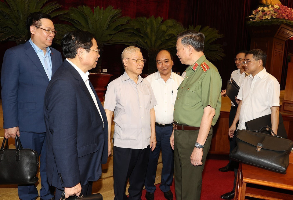 Tổng Bí thư Nguyễn Phú Trọng, Chủ tịch nước Nguyễn Xuân Phúc, Thủ tướng Phạm Minh Chính, Chủ tịch Quốc hội Vương Đình Huệ và Thường trực Ban Bí thư Võ Văn Thưởng cùng Đại tướng Tô Lâm, Ủy viên Bộ Chính trị, Bộ trưởng Bộ Công an dự hội nghị. (Ảnh: Trí Dũng/TTXVN)