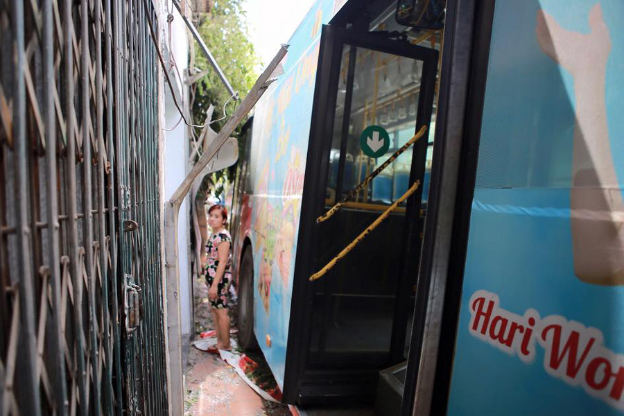 "Khe hẹp" giữa xe buýt và nhà dân. (Ảnh: Minh Sơn/Vietnam+)