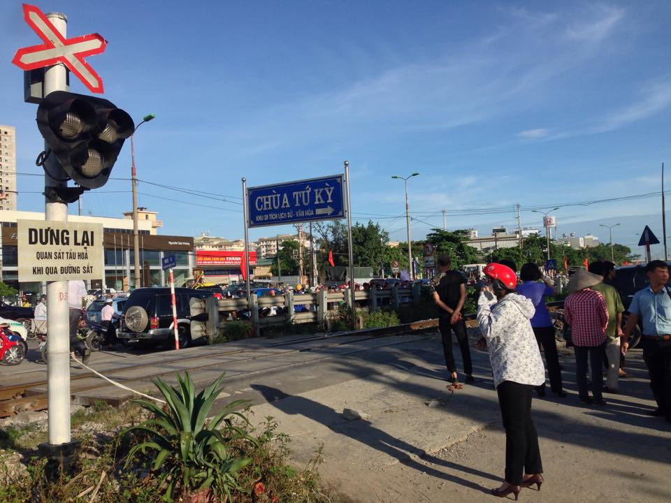 Theo phản ánh của người dân, đoạn giao cắt chỉ có biển cảnh báo nhỏ và không có barrier chắn ngang (Ảnh: Sơn Bách/Vietnam+)