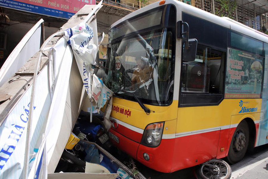 Nhiều xe máy bị húc đổ, thậm chí kẹt trong gầm xe buýt. (Ảnh: Minh Sơn/Vietnam+)