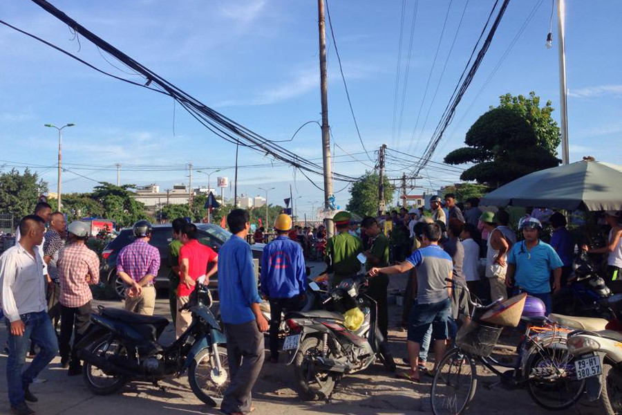 Lực lượng công an có mặt ở hiện trường giải quyết vụ tai nạn. (Ảnh: Sơn Bách/Vietnam+)