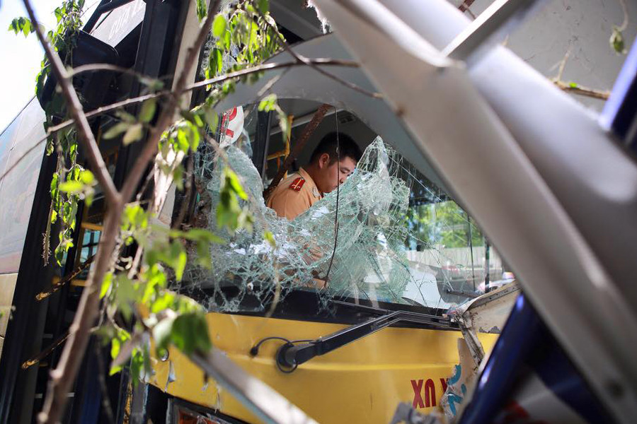 Cảnh sát giao thông có mặt ở hiện trường. (Ảnh: Minh Sơn/Vietnam+)