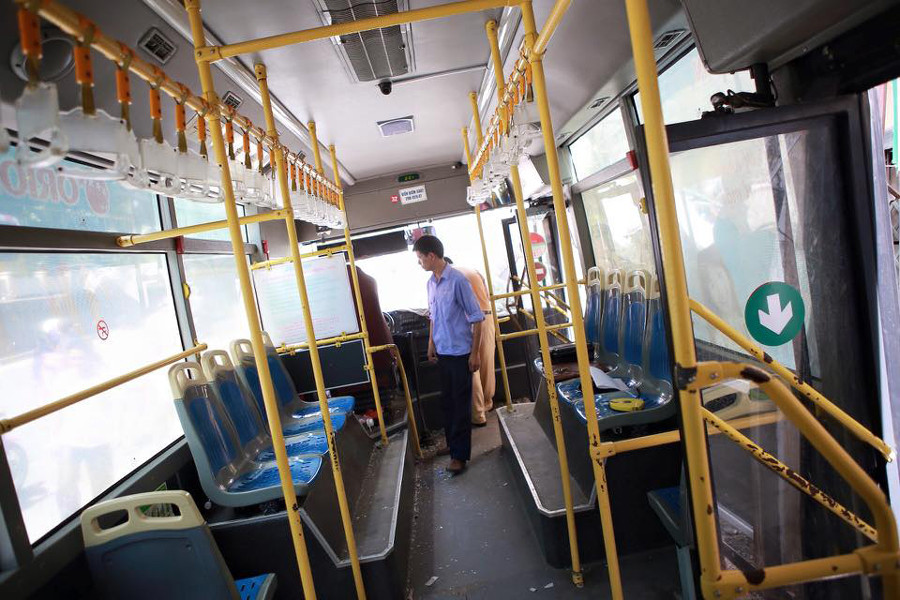 Bên trong chiếc xe buýt gây tai nạn. (Ảnh: Minh Sơn/Vietnam+)