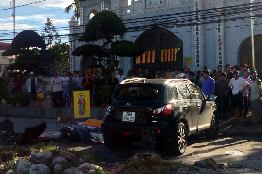 Các Phật tử tại Chùa Tứ Kỳ đã tiến hành sơ cứu nạn nhân và cầu kinh cho vong hồn người quá cố. (Ảnh: Sơn Bách/Vietnam+)