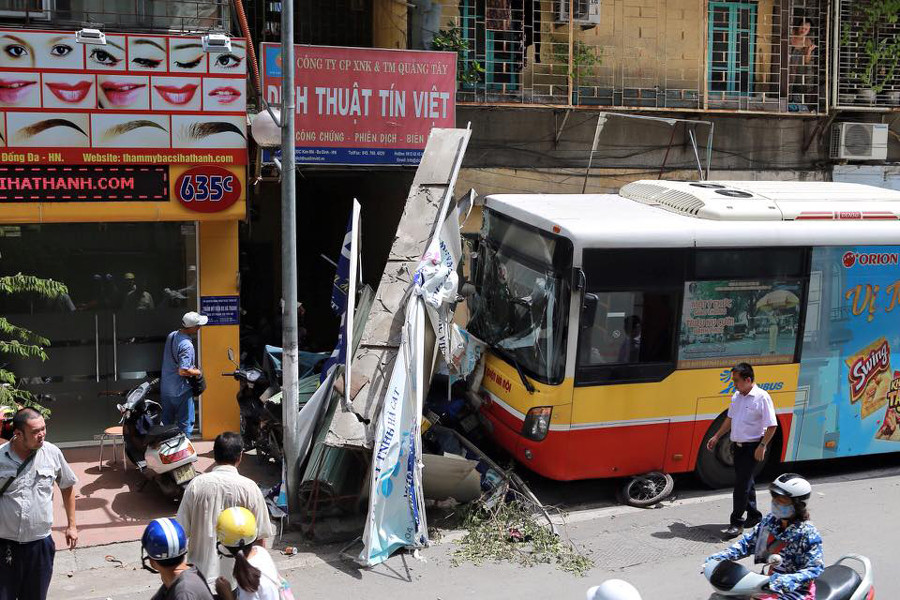 Xe buýt gây tai nạn liên hoàn trước khi dừng lại. (Ảnh: Minh Sơn/Vietnam+)