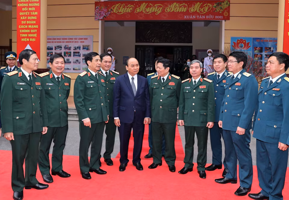 Thủ tướng Nguyễn Xuân Phúc với các cán bộ, sỹ quan chỉ huy của Sư đoàn 361. (Ảnh: Thống Nhất/TTXVN)