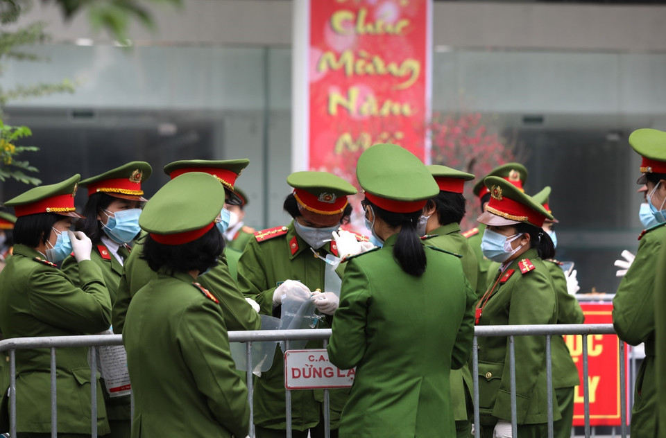 Lực lượng an ninh quận Nam Từ Liêm được tăng cường để đảm bảo an ninh. (Ảnh: Thành Đạt/TTXVN)