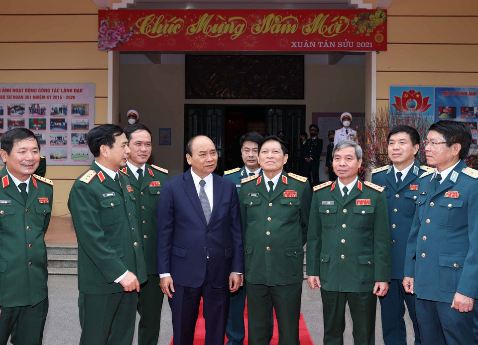 Thủ tướng Nguyễn Xuân Phúc với các cán bộ, sỹ quan chỉ huy của Sư đoàn 361. (Ảnh: Thống Nhất/TTXVN)