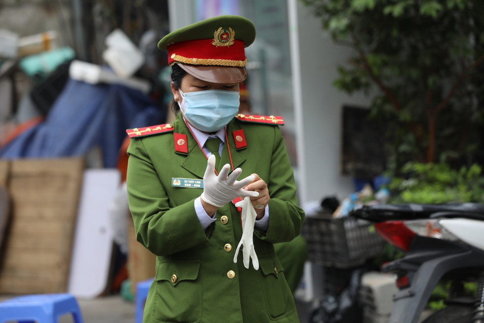 Lực lượng an ninh quận Nam Từ Liêm trang bị đồ phòng chống dịch khi làm việc tại đây. (Ảnh: Thành Đạt/TTXVN)