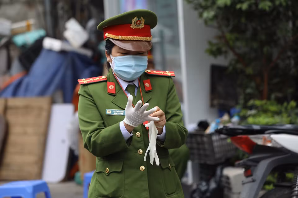 Lực lượng an ninh quận Nam Từ Liêm trang bị đồ phòng chống dịch khi làm việc tại đây. (Ảnh: Thành Đạt/TTXVN)