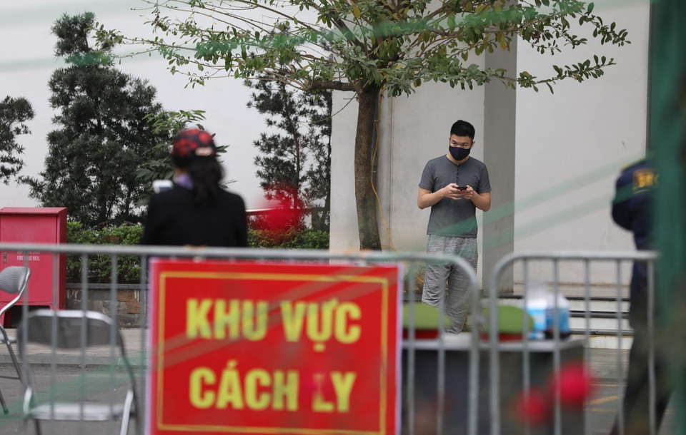 Lực lượng chức năng lập rào chắn, cách ly tòa nhà Garden Hill đảm bảo công tác phòng chống dịch. (Ảnh: Thành Đạt/TTXVN)
