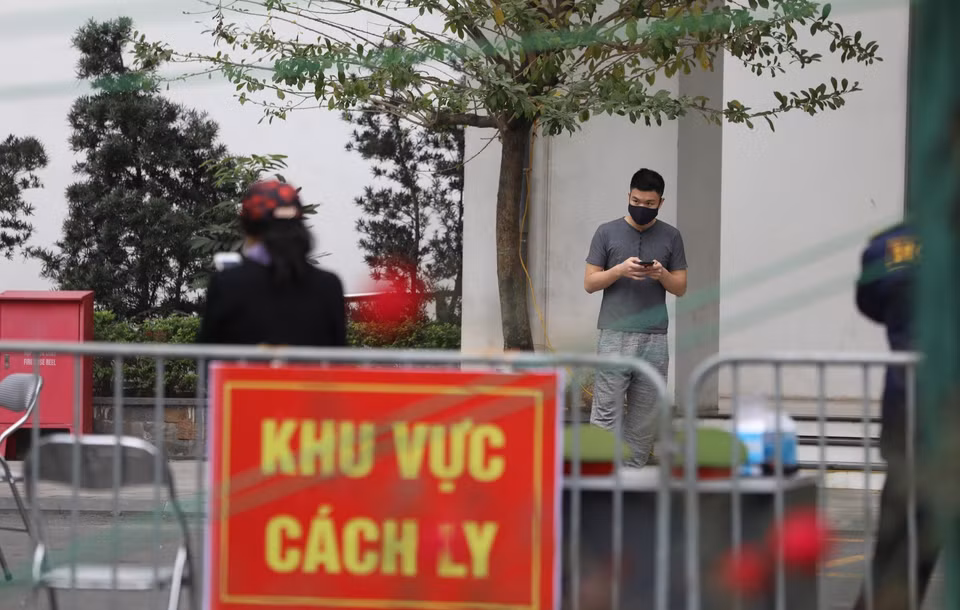 Lực lượng chức năng lập rào chắn, cách ly tòa nhà Garden Hill đảm bảo công tác phòng chống dịch. (Ảnh: Thành Đạt/TTXVN)