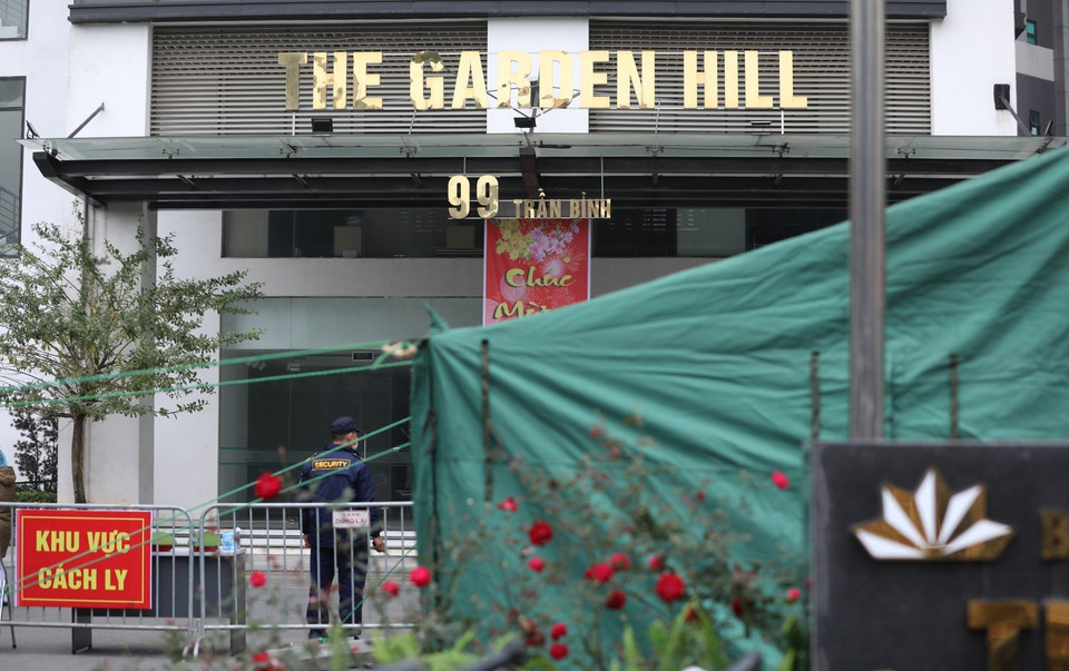 Lực lượng chức năng quận Nam Từ Liêm quyết định phong tỏa tòa A và B chung cư Garden Hill (99 Trần Bình) sau khi ghi nhận 3 ca dương tính SARS-CoV-2. (Ảnh: Thành Đạt/TTXVN)