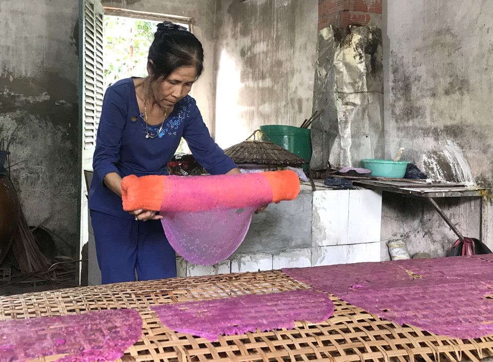  Bà Trần Thị Thúy Liễu, xã Lục Sĩ Thành, huyện Trà Ôn, tỉnh Vĩnh Long sáng tạo ra chiếc bánh tráng thanh long với hương vị và màu sắc hấp dẫn. (Ảnh: Lê Thúy Hằng/TTXVN)