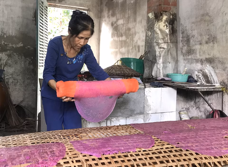  Bà Trần Thị Thúy Liễu, xã Lục Sĩ Thành, huyện Trà Ôn, tỉnh Vĩnh Long sáng tạo ra chiếc bánh tráng thanh long với hương vị và màu sắc hấp dẫn. (Ảnh: Lê Thúy Hằng/TTXVN)