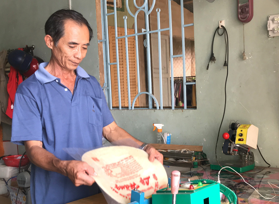 Ông Lương Văn Thông, xã Lục Sĩ Thành, huyện Trà Ôn, tỉnh Vĩnh Long, sử dụng máy hút chân không đóng gói để thời gian bảo quản sản phẩm được lâu hơn. (Ảnh: Lê Thúy Hằng/TTXVN) 