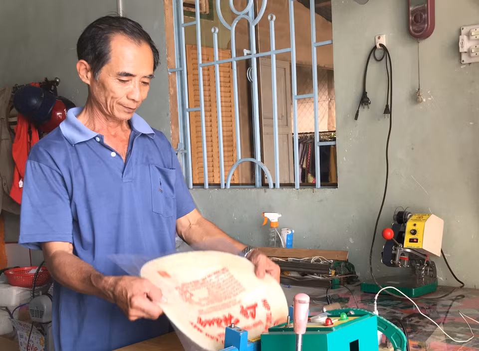 Ông Lương Văn Thông, xã Lục Sĩ Thành, huyện Trà Ôn, tỉnh Vĩnh Long, sử dụng máy hút chân không đóng gói để thời gian bảo quản sản phẩm được lâu hơn. (Ảnh: Lê Thúy Hằng/TTXVN) 