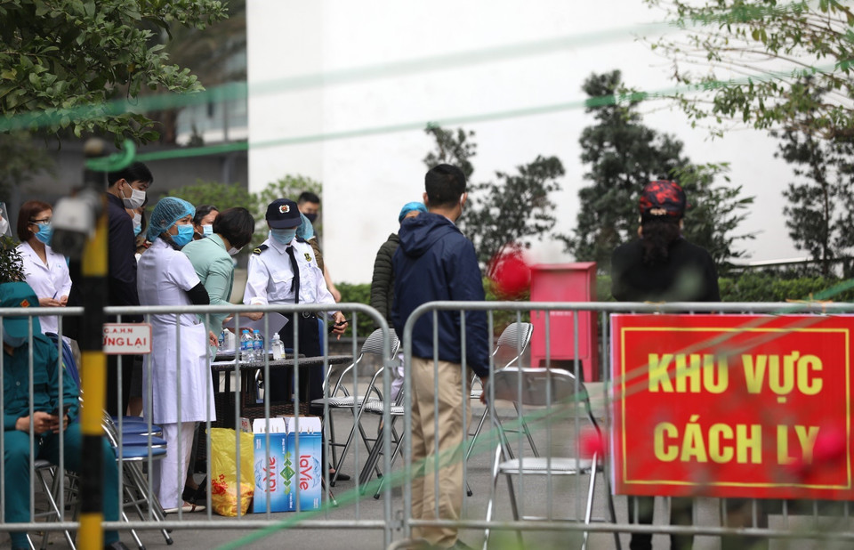 Lực lượng an ninh và y tế được tăng cường để nhanh chóng lấy mẫu xét nghiệm cũng như thông tin của các cư dân tòa nhà. (Ảnh: Thành Đạt/TTXVN)