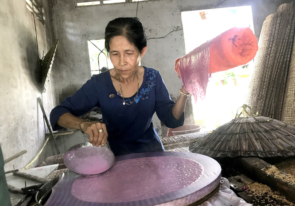 Bà Trần Thị Thúy Liễu, xã Lục Sĩ Thành, huyện Trà Ôn, tỉnh Vĩnh Long sáng tạo ra chiếc bánh tráng thanh long với hương vị và màu sắc hấp dẫn. (Ảnh: Lê Thúy Hằng/TTXVN)