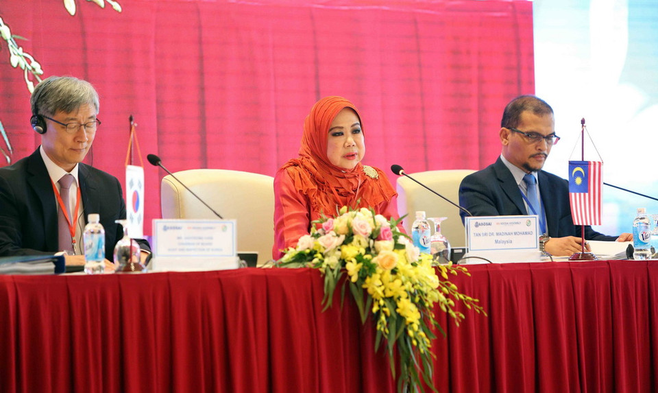 Bà Madinah Mohamad, Tổng Kiểm toán Nhà nước Malaysia, Chủ tịch ASOSAI nhiệm kỳ 2015-2018 điều hành Cuộc họp Ban Điều hành ASOSAI lần thứ 52. (Ảnh: Dương Giang/TTXVN)