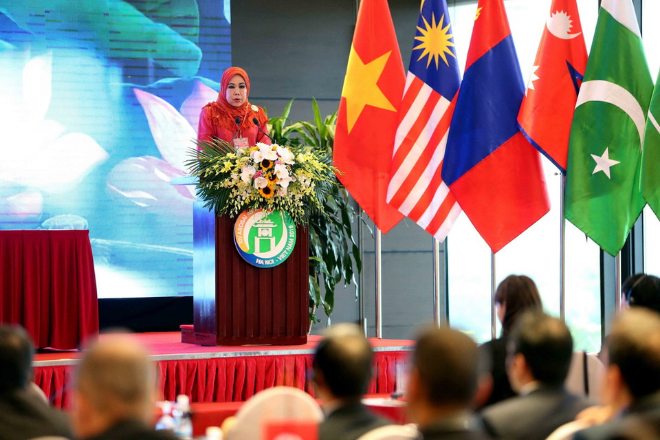 Bà Madinah Mohamad, Tổng Kiểm toán Nhà nước Malaysia, Chủ tịch ASOSAI nhiệm kỳ 2015-2018, đọc diễn văn khai mạc Cuộc họp Ban Điều hành ASOSAI lần thứ 52. (Ảnh: Dương Giang/TTXVN)